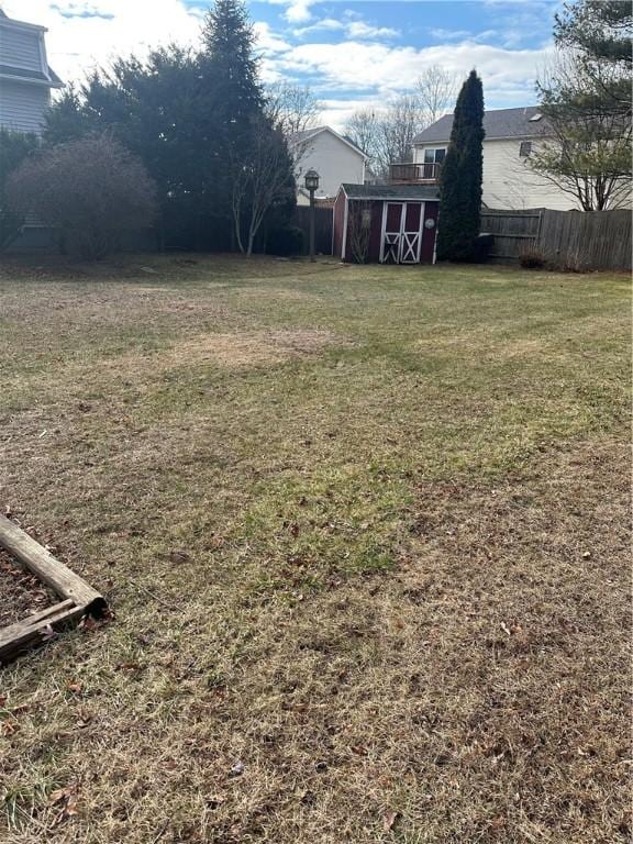 view of yard featuring a storage shed