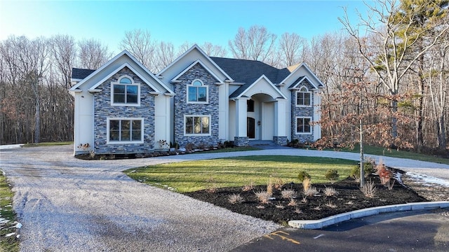 view of front of house featuring a front lawn