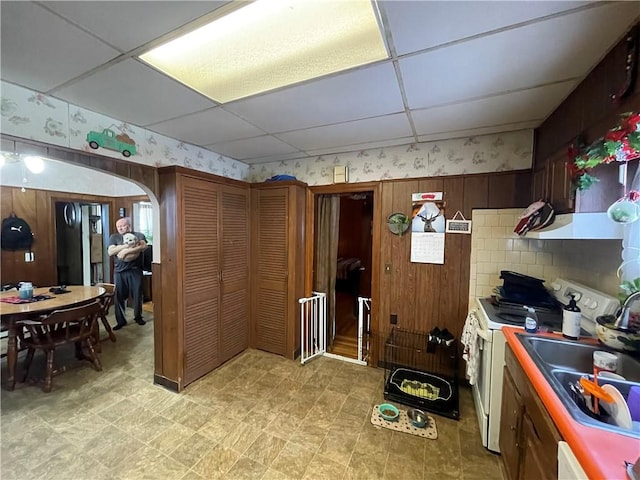 kitchen with sink, white range oven, and a paneled ceiling