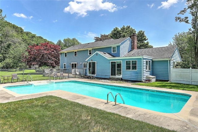 view of swimming pool with a yard