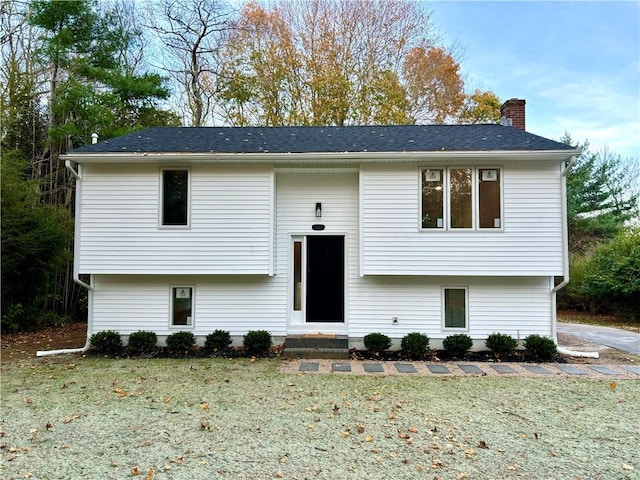 bi-level home featuring a front lawn