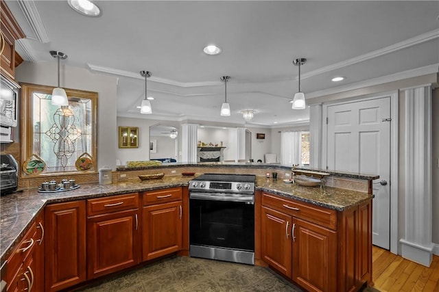 kitchen featuring decorative light fixtures, stainless steel electric range, kitchen peninsula, and ornamental molding