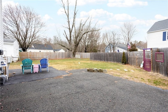 view of yard featuring a patio area