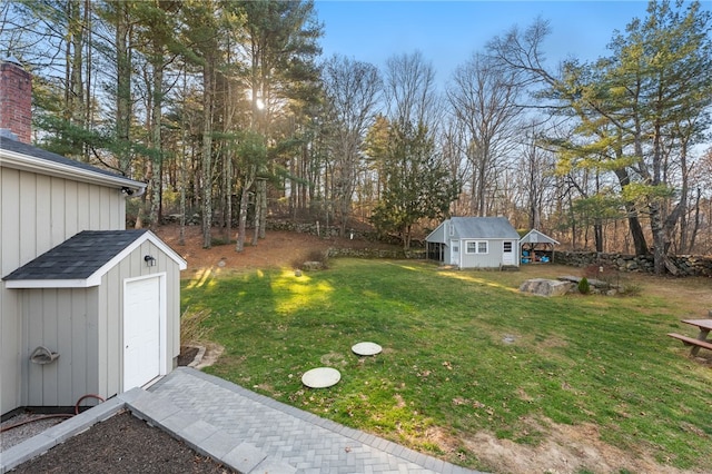 view of yard featuring a shed