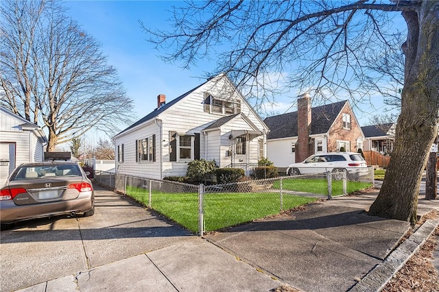 view of front of house featuring a front lawn