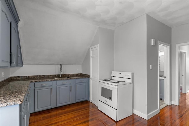 kitchen with gray cabinetry, electric stove, dark hardwood / wood-style flooring, vaulted ceiling, and sink