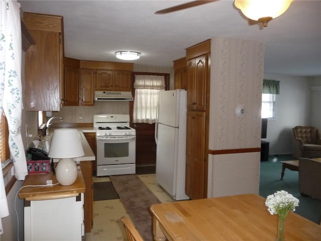 kitchen featuring ceiling fan and white appliances