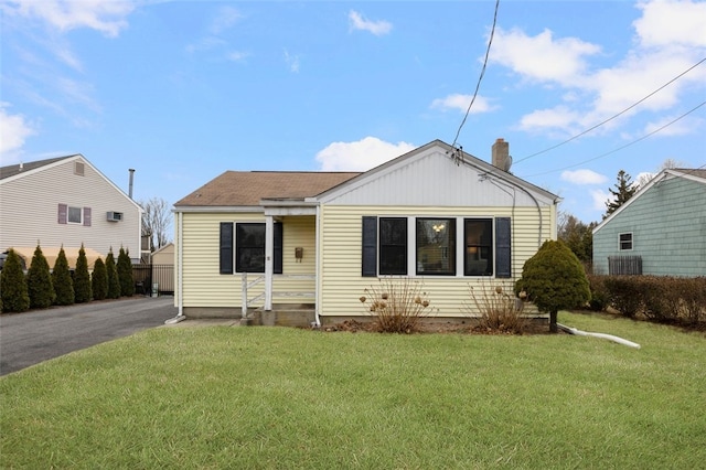 view of front of property with a front yard