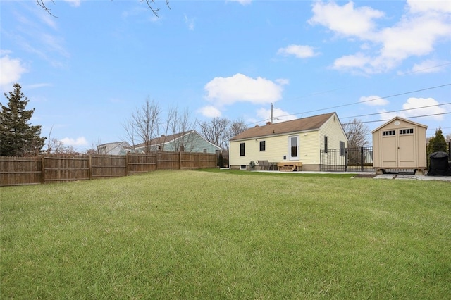 view of yard featuring a storage unit