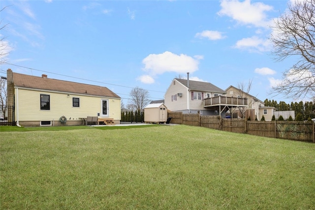 view of yard featuring a storage shed