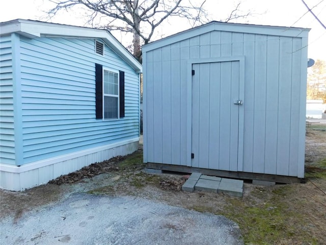 view of outbuilding