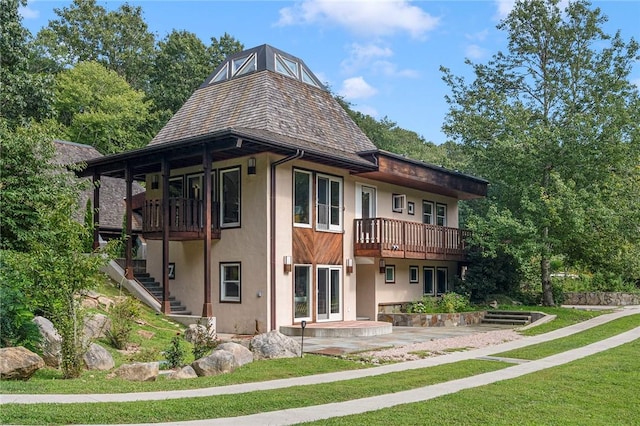 rear view of house featuring a lawn