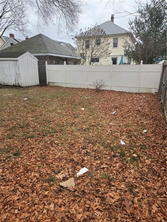 view of yard with a storage unit