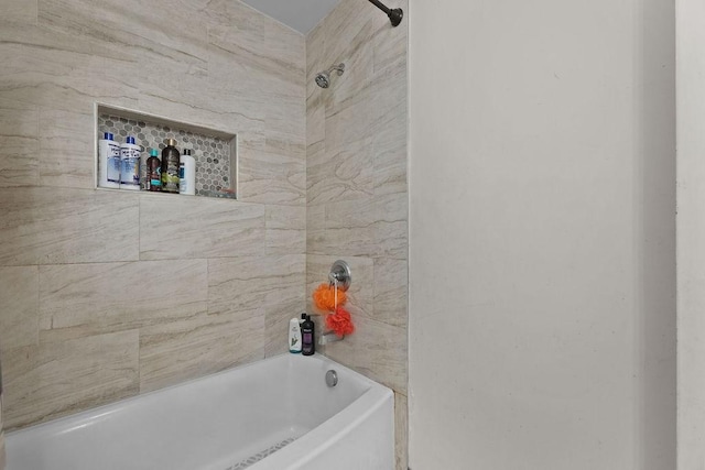 bathroom with tiled shower / bath