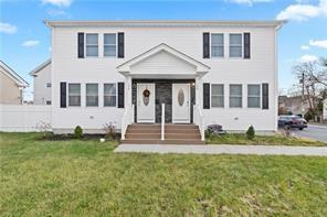 view of front of house with a front lawn