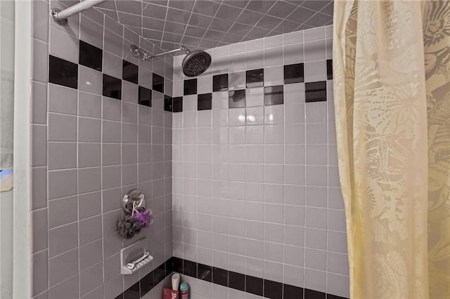 bathroom with shower / bathtub combination with curtain