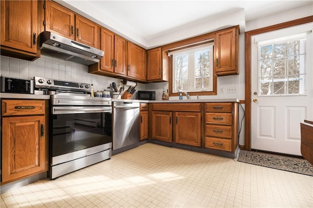 kitchen with sink, backsplash, and stainless steel appliances