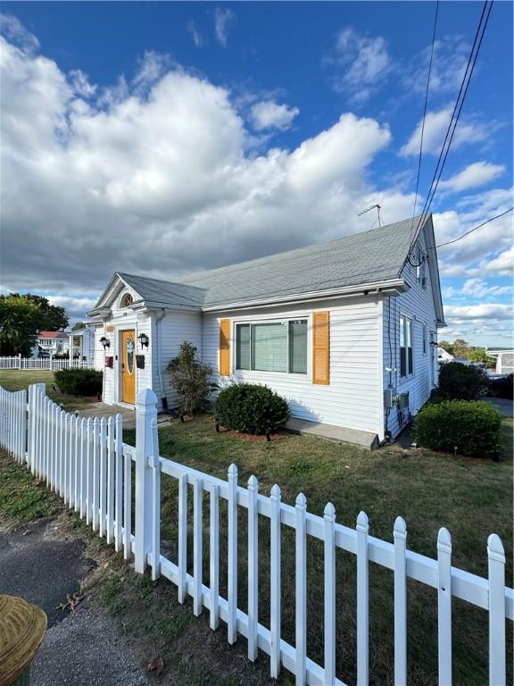 view of front facade with a front yard