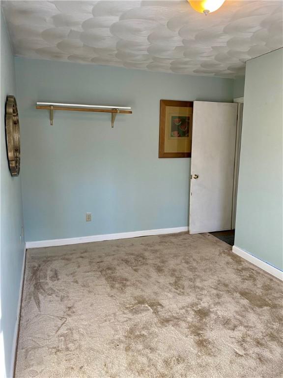 unfurnished room featuring carpet