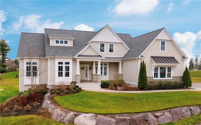 craftsman inspired home featuring a front lawn