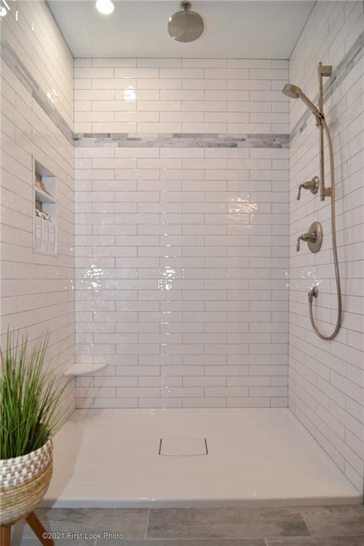 bathroom featuring tiled shower