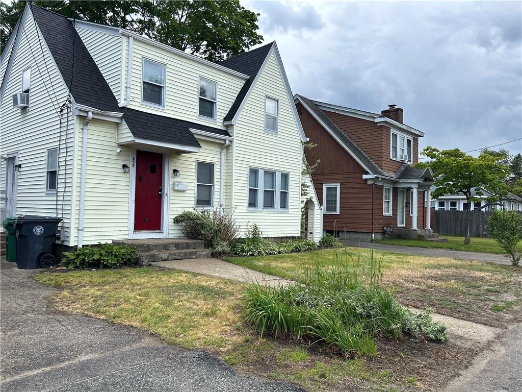 view of front of house featuring a front yard