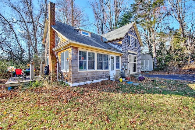 view of front of home featuring a front yard