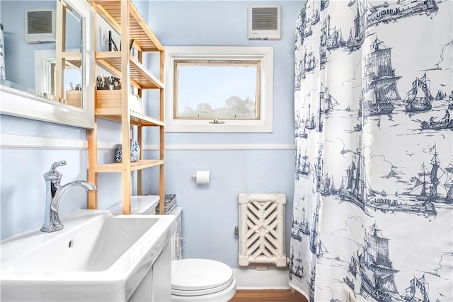 bathroom with a shower with curtain, toilet, and sink