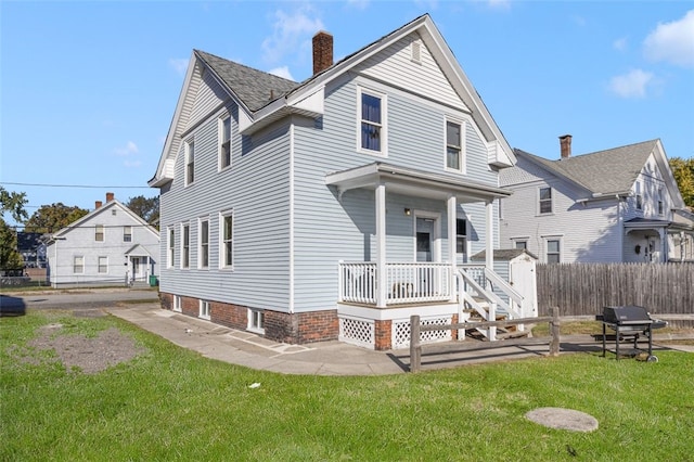 view of front of house featuring a porch and a front yard