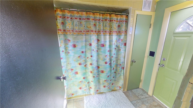 bathroom featuring a shower with shower curtain