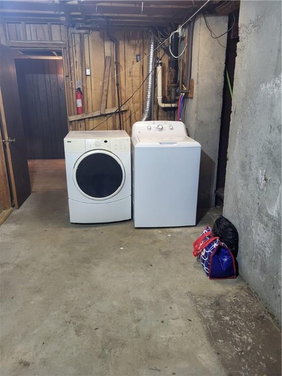 laundry room featuring washer and clothes dryer