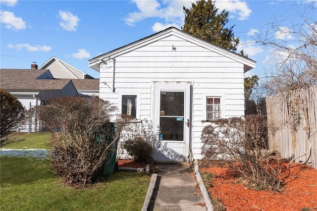 view of front of property with a front yard