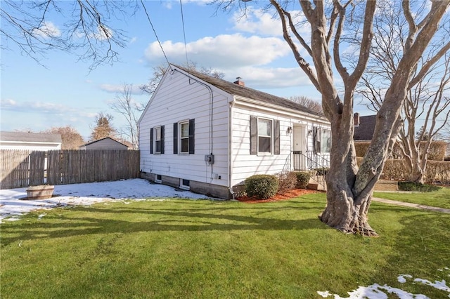 view of front of home with a front lawn