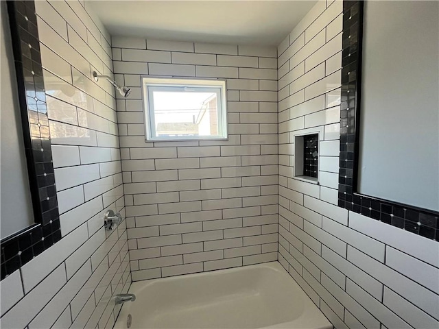 bathroom with tiled shower / bath combo