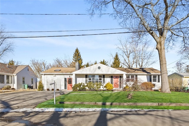 single story home with a front lawn