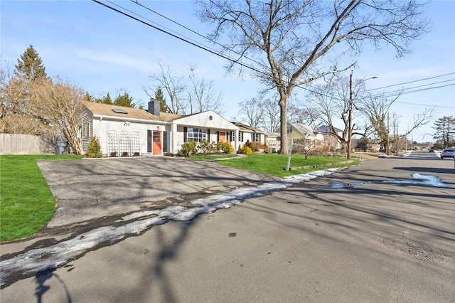 single story home featuring a front yard