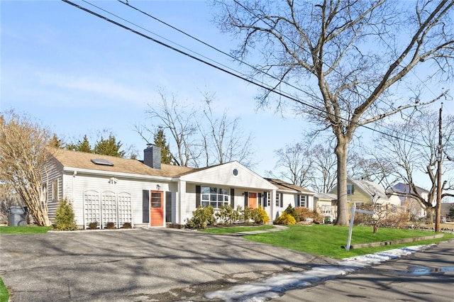 ranch-style house featuring a front lawn