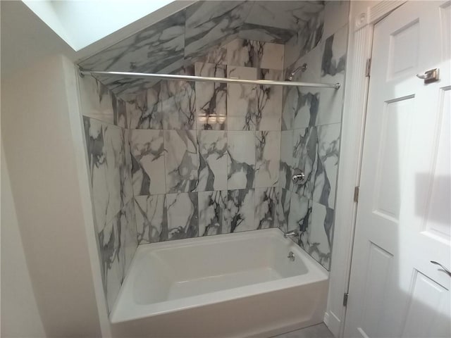 bathroom with tiled shower / bath combo