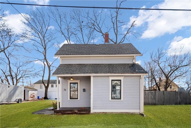 view of front of house featuring an outdoor structure and a front lawn