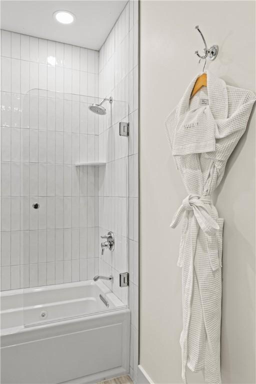 bathroom featuring tiled shower / bath combo