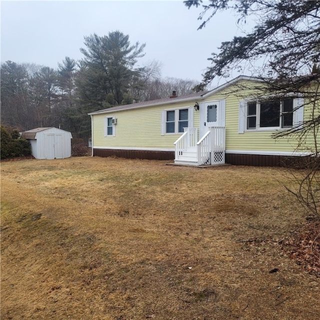 view of front of house featuring a shed and a front yard