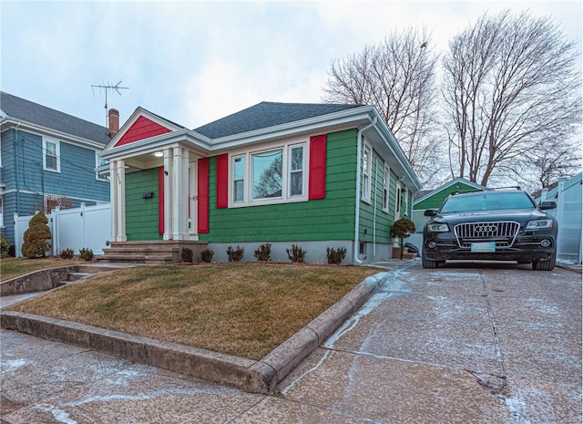 view of front facade with a front yard