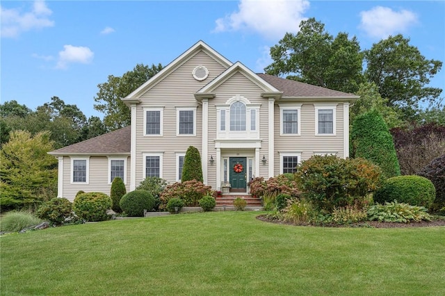 colonial house featuring a front yard