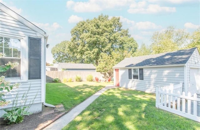 view of yard featuring an outdoor structure