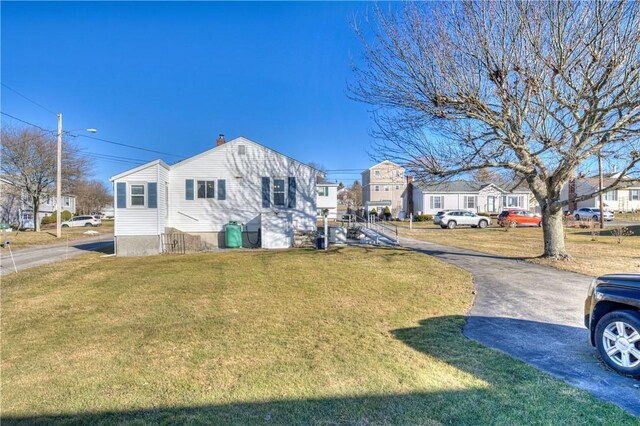 view of front of house featuring a front lawn