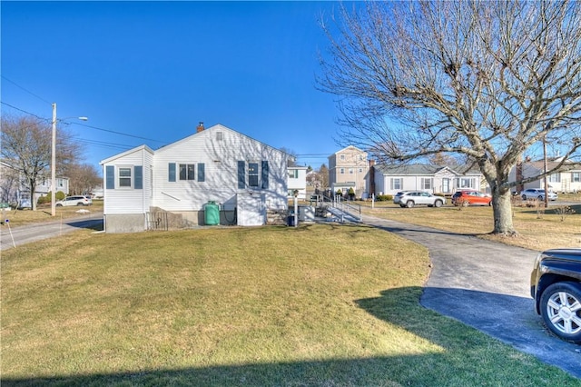 view of front of property featuring a front yard