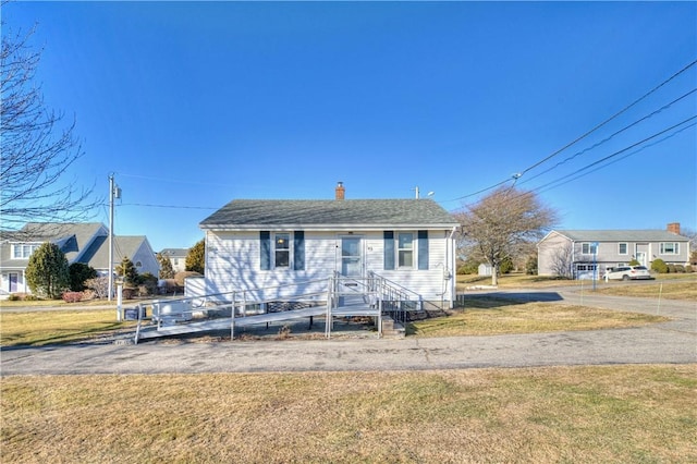 bungalow-style house featuring a front lawn and fence