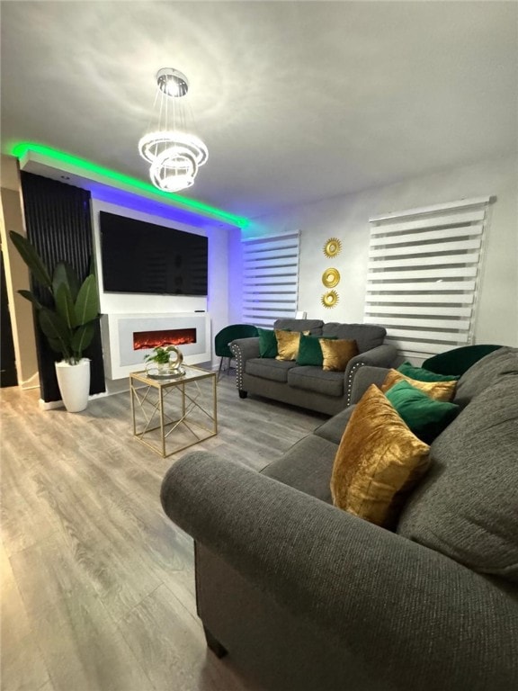 living room featuring an inviting chandelier and hardwood / wood-style floors