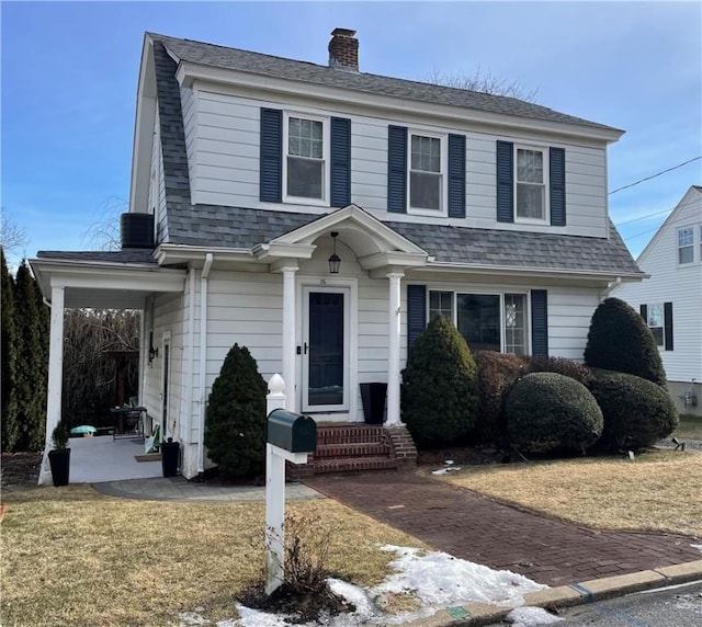 front facade featuring a front yard