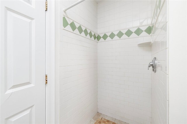 bathroom featuring tiled shower